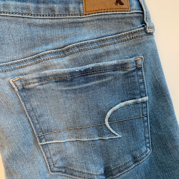 American Eagle Light Wash Jeans - Picture 3 of 5